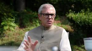 श्रीनगर में शहीदों के स्मारक पर उमर अब्दुल्ला की श्रद्धांजलि रोकने पर हंगामा, दीवार फांदकर पहुंचे अंदर