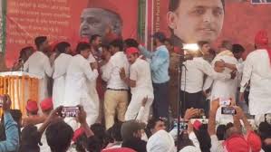 अलीगढ़: सपा के संविधान मान स्तंभ कार्यक्रम में मंच पर ही भिड़े नेता, मारपीट का वीडियो वायरल