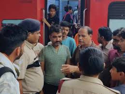 ट्रेन में चोरी से बचीं मां की अस्थियां: भाजपा नेता ने बदमाश को रंगे हाथ पकड़ा, कहा- मां को क्या जवाब देता