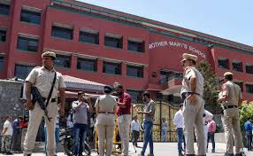 दिल्ली के दो बड़े स्कूलों को मिली बम धमकी, पुलिस जांच में जुटी, स्कूल खाली कराए गए