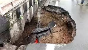 भोपाल: बारिश के बीच एमपी नगर में सड़क धंसी, 8 फीट गहरे गड्ढे से बाल-बाल बचा बड़ा हादसा
