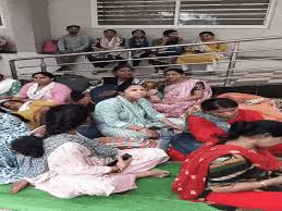 भोपाल में स्वास्थ्यकर्मियों और छात्रों का विरोध प्रदर्शन: ANM का आमरण अनशन, आउटसोर्स कर्मचारी मांगे न्यूनतम वेतन ₹21,000