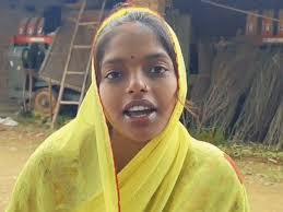 गर्भवती लीला साहू का वीडियो वायरल: ‘अब दर्द उठने लगा है, हेलीकॉप्टर भेजिए सांसद जी’, सड़क न बनने पर उठाया वादे का मुद्दा