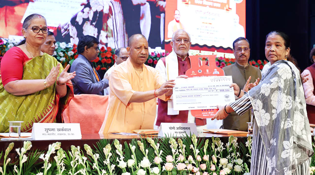 “हम कार्रवाई करने में हिचकिचाएँगे नहीं, चाहे वे कोई भी हों” — सीएम योगी का सपा सरकार पर तीखा प्रहार, उज्ज्वला लाभार्थियों को बांटे मुफ्त सिलेंडर
