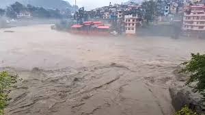 हिमाचल में भारी बारिश का कहर: चंबा में अंधेरा, 343 सड़कें बंद, 170 लोगों की मौत, ऑरेंज अलर्ट जारी