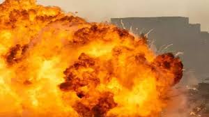 लखनऊ में पटाखा फैक्ट्री में भीषण विस्फोट, आग दूर तक फैली; युवती और बच्ची घायल