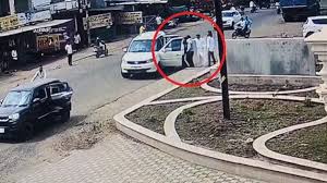 MP: हरदा में फिल्मी स्टाइल में युवक-युवती का अपहरण, दो गाड़ियों से आए लोगों ने दिनदहाड़े किया अगवा, सीसीटीवी में कैद हुई घटना