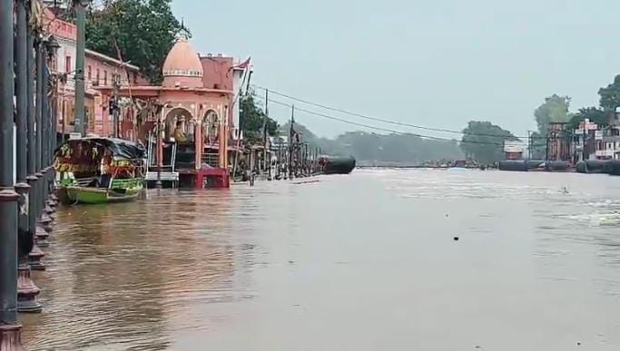 चित्रकूट में मंदाकिनी नदी उफान पर, रामघाट समेत आरती स्थल डूबे, प्रशासन अलर्ट मोड पर