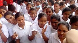 गोरखपुर पीएसी ट्रेनिंग सेंटर में हंगामा: महिला प्रशिक्षुओं ने पानी और सुविधाओं की कमी को लेकर किया सड़क पर प्रदर्शन